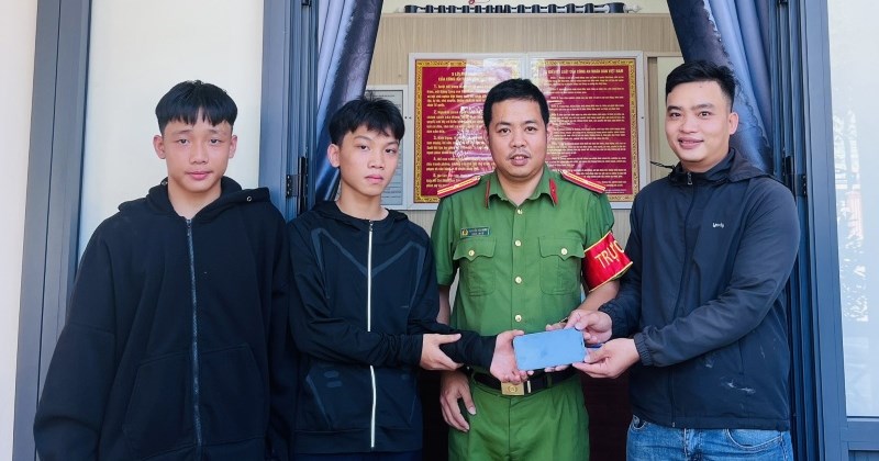 Học sinh Đà Nẵng nhặt được điện thoại, tìm người trả lại
