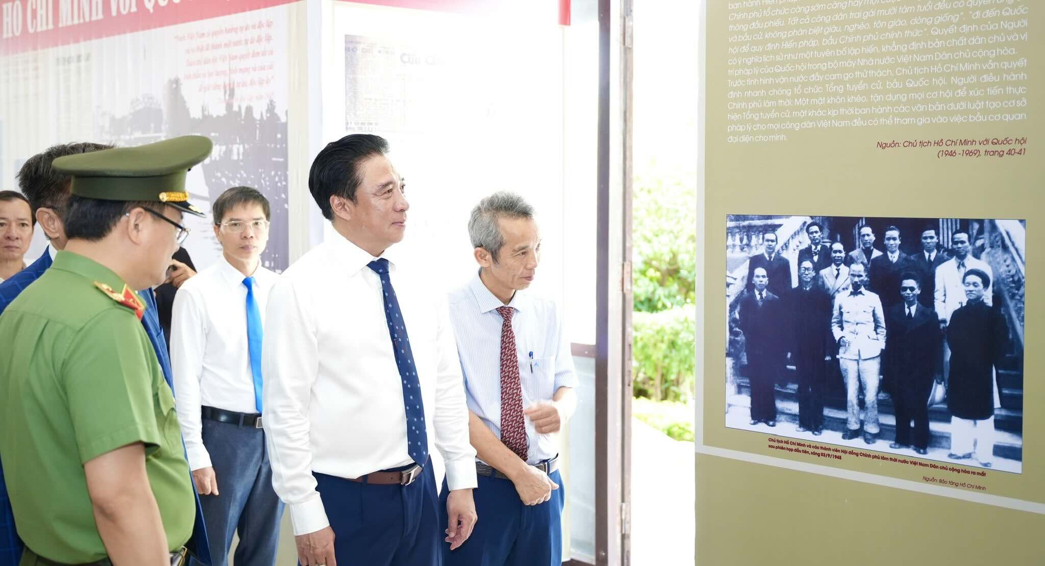 Delegates visit the display space at the exhibition. Photo: Le Dinh Hoang.