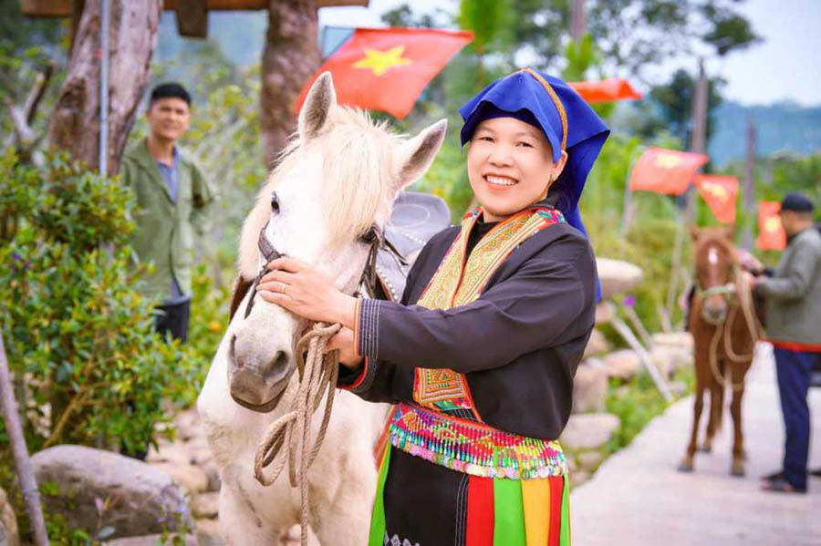Dao tourist guide at Ky Thuong Am Vap Farm. Photo: Quang Ninh Provincial e-Portal