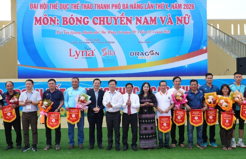 Ban tổ chức tặng hoa, cờ lưu niệm cho trọng tài và các đội dự giải bóng chuyền cụm các xã miền núi Đà Nẵng. Ảnh: BTC