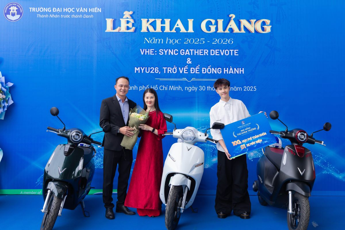Trường Đại học Văn Hiến trao tặng học bổng tài năng và xe máy điện cho Thủ khoa trường tại Lễ Khai giảng năm học 2025-2026
