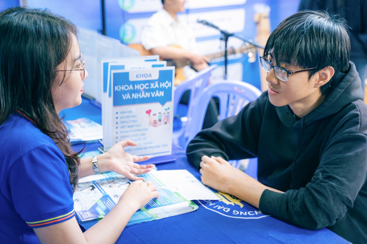 Thí sinh xét học bạ vào Trường Đại học Văn Hiến tại địa chỉ https://tuyensinh.vhu.edu.vn.