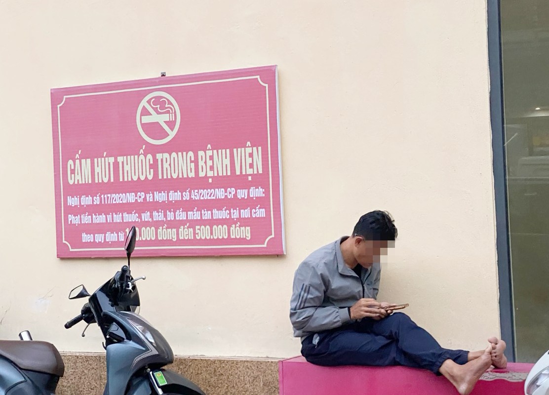 According to Deputy Minister of Health Tran Van Thuan, a non-smoke medical facility is not simply a place with no-smoking signs. Photo: Thuy Linh