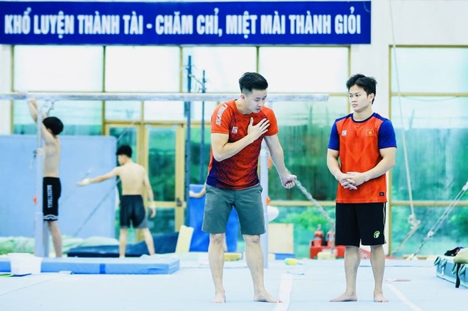 Player Khanh Phong (right) is a member of the Vietnamese gymnastics team participating in the competition in Uzbekistan. Photo: Minh Dan