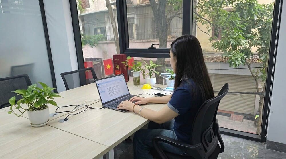 Applying a standard sitting posture will help protect the spine and reduce back pain. Photo: Tuan Dat