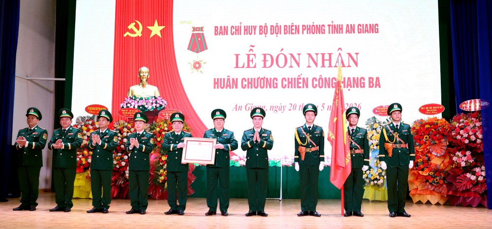 Trung tướng Vũ Trung Kiên trao thưởng Huân chương Chiến công hạng Ba cho tập thể Ban Chỉ huy Bộ đội Biên phòng tỉnh An Giang. Ảnh: Tiến Vinh