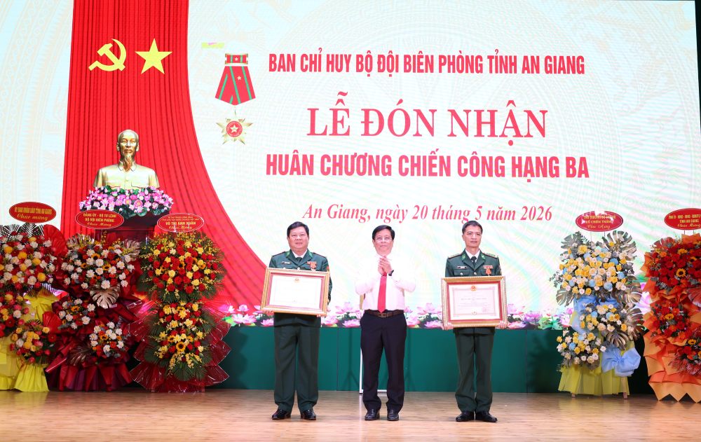 Authorized by the President, Member of the Party Central Committee, Deputy Secretary of the Provincial Party Committee, Chairman of An Giang Provincial People's Committee Ho Van Mung awarded the Third-class Military Exploit Medal to 2 military officers including: Colonel Pham Van Thang and Senior Colonel Tran Viet Duc (right). Photo: Tuan Kiet