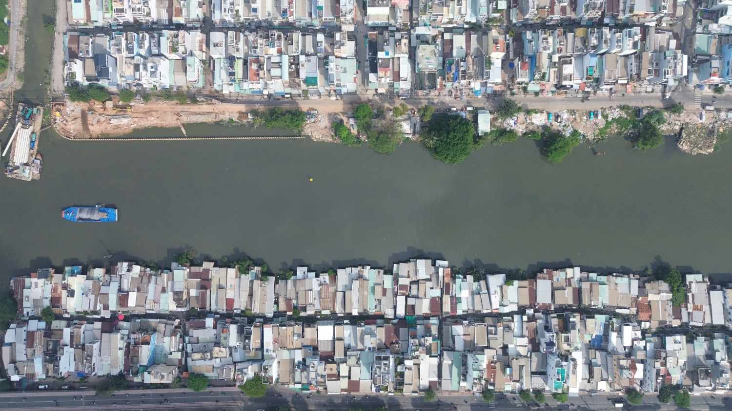 Ho Chi Minh City will spend more than 47,000 billion VND to renovate the south bank of Doi canal, relocate 5,800 households. Photo: Anh Tu