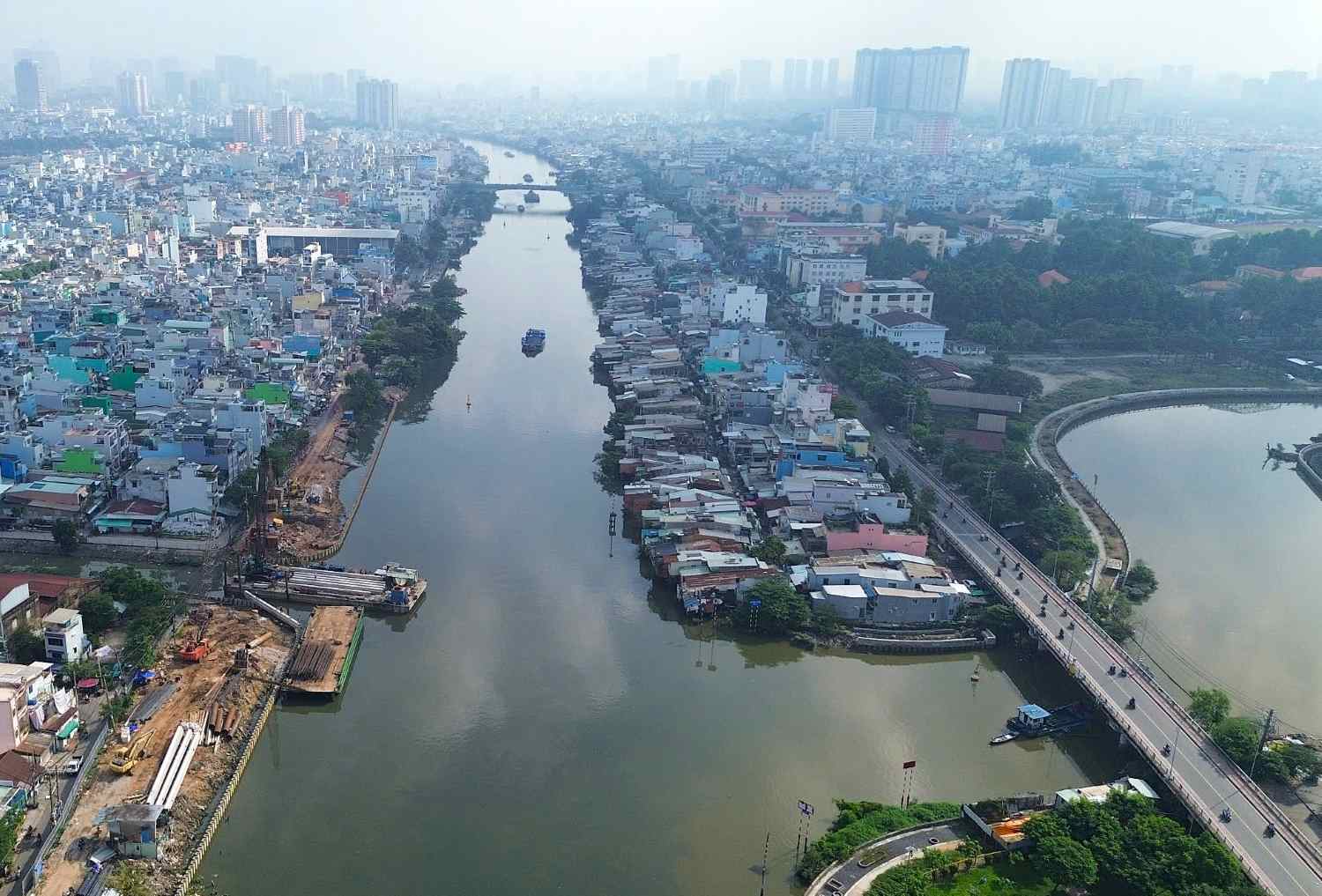 Đường Phạm Thế Hiển dọc bờ Nam kênh Đôi sẽ được mở rộng lên 30m.  Ảnh: Anh Tú