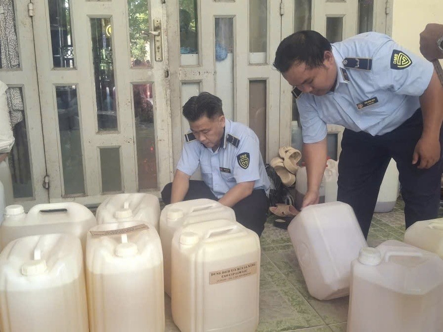 Lực lượng chức năng kiểm tra xử lý kinh doanh hàng hóa “3 không” qua nền tảng thương mại điện tử trên địa bàn TPHCM. Ảnh: Chi cục Quản lý thị trường TPHCM