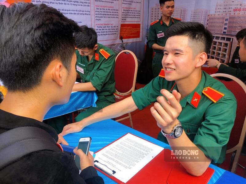 Le comité d'admission militaire du ministère de la Défense nationale a publié des réglementations guidant le travail d'admission à la formation universitaire et collégiale militaire à temps plein dans les écoles militaires en 2026. Photo: Trang Hà