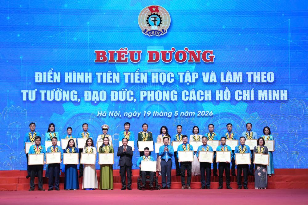 Đồng chí Trịnh Văn Quyết – Ủy viên Bộ Chính trị, Bí thư Trung ương Đảng, Trưởng Ban Tuyên giáo và Dân vận Trung ương và ông Ông Nguyễn Anh Tuấn - Ủy viên Ban Chấp hành Trung ương Đảng, Phó Chủ tịch Ủy ban Trung ương Mặt trận Tổ quốc Việt Nam khóa XI, Chủ tịch Tổng Liên đoàn Lao động Việt Nam trao tràng hoa vinh danh và Bằng khen cho 25 điển hình tiên tiến tiểu biểu được biểu dương. Ảnh: Hữu Chánh. 