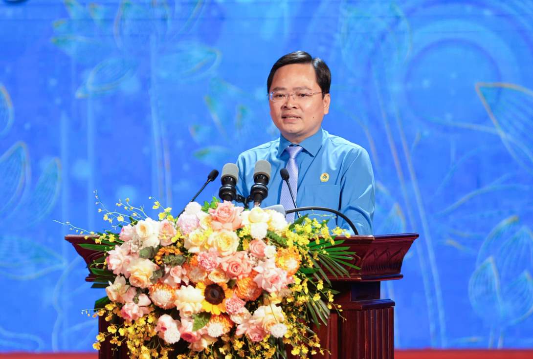 El Sr. Nguyen Anh Tuan - Miembro del Comité Ejecutivo Central del Partido, Vicepresidente del Comité Central del Frente de la Patria de Vietnam, Presidente de la Confederación General del Trabajo de Vietnam pronunció el discurso de apertura de la Conferencia. Foto: Huu Chanh.