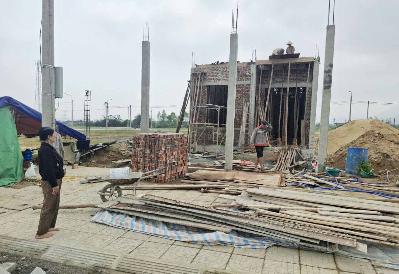 The high price of building materials causes difficulties for people and businesses when building houses and constructing projects. Photo: Tran Tuan