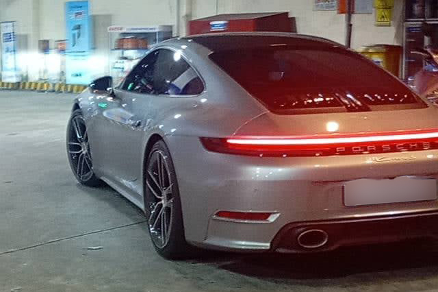 ポルシェ911カレラS 992は、以前のモデルと比較してデザインと技術がアップグレードされました。写真:Car Spotting VietNam