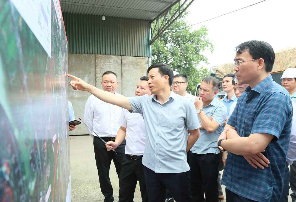 El vicepresidente del Comité Popular Provincial, Lai Van Hoan, escucha un informe sobre el progreso de la implementación del proyecto de construcción de la carretera de circunvalación 3.5 (tramo desde DT. 378 hasta QL. 5). Foto: Tat Dat