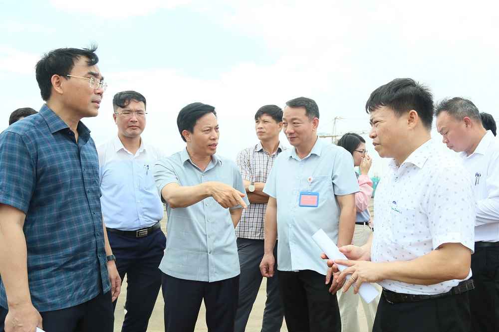 Phó Chủ tịch UBND tỉnh Lại Văn Hoàn kiểm tra tình hình triển khai thực hiện dự án xây dựng đường Đông - Tây I (đoạn từ ĐT.378 đến ĐT.382B).