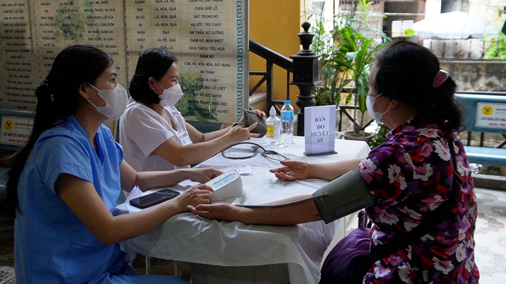 Người dân được đo huyết áp trước khi vào khám. Ảnh: Hạnh Thơm