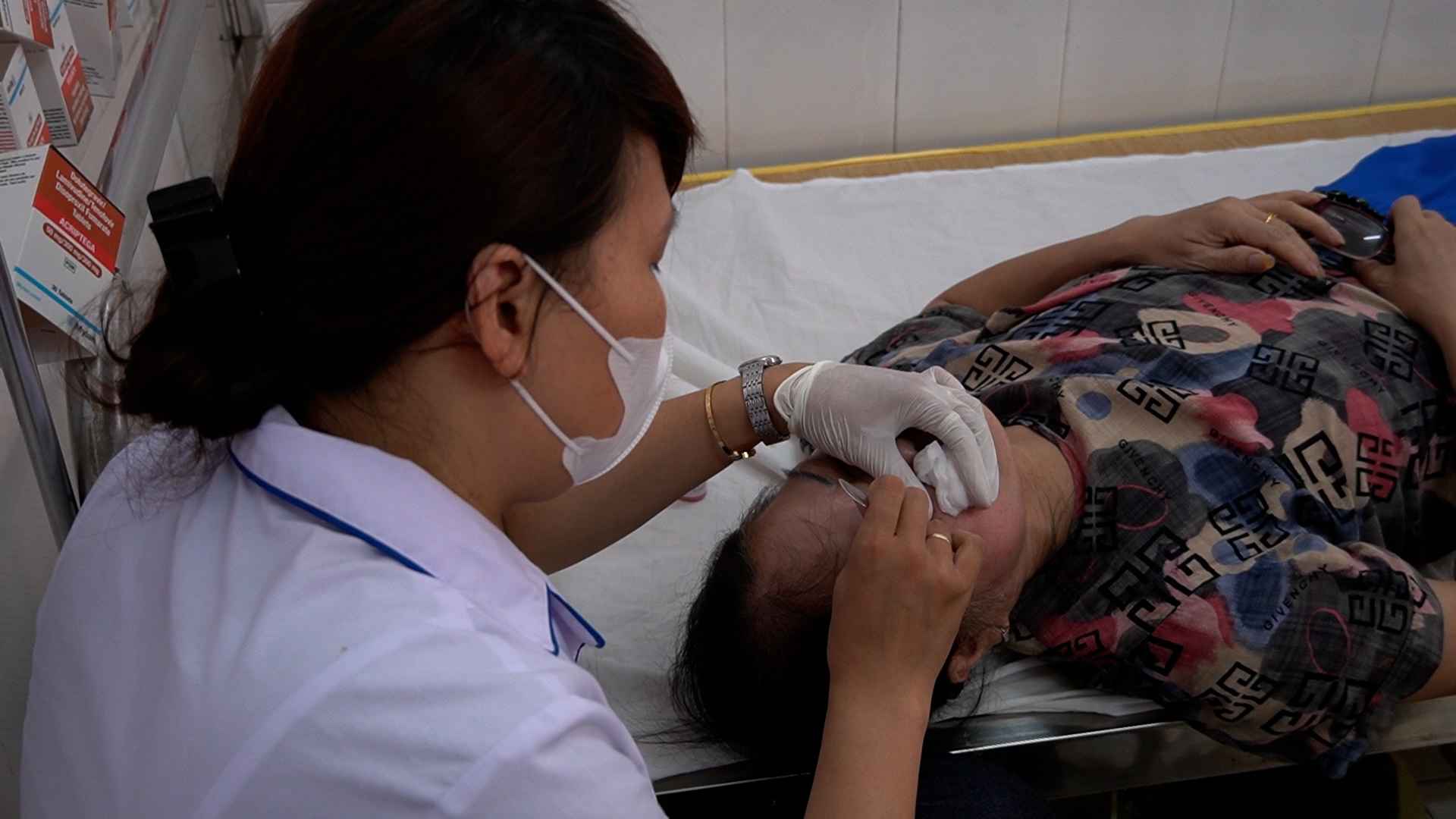 Bà Phan Thị Thuận gặp tình trạng nhức mỏi mắt đã nhiều năm nhưng không có thời gian đi khám. Ảnh: An Phương