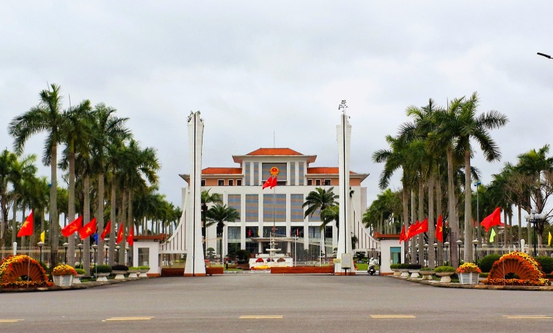 Trụ sở UBND tỉnh Quảng Nam cũ hiện được bố trí thành nơi làm việc của các sở, ban, ngành. Ảnh: Nguyễn Hoàng