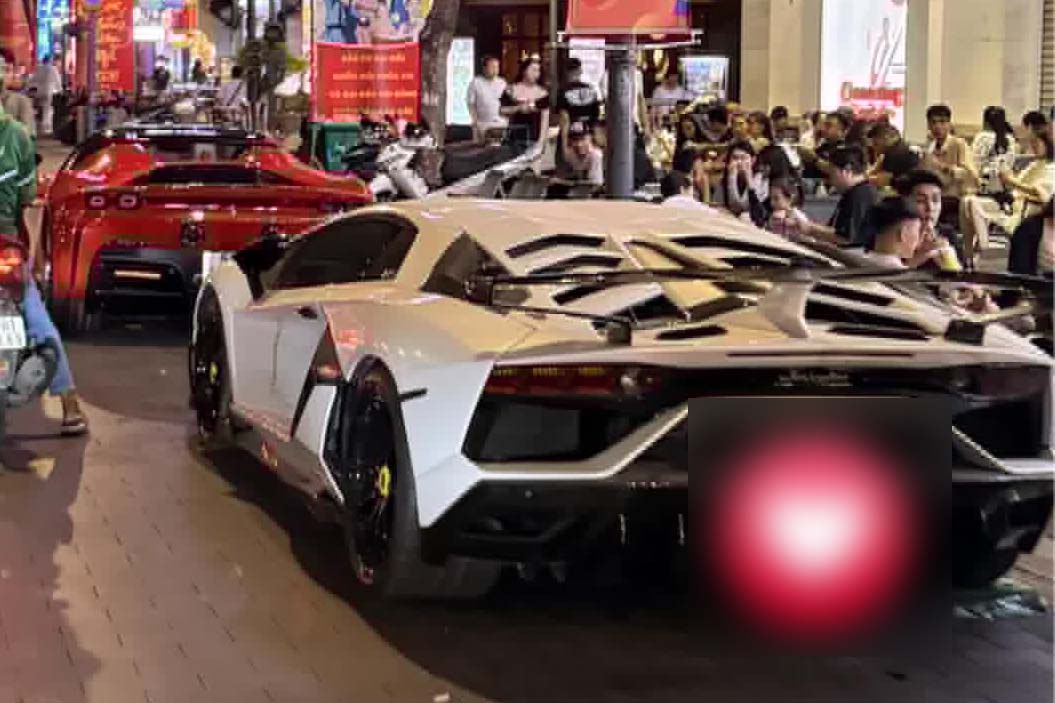 A pair of Ferrari SF90 Spider and Lamborghini Aventador SVJ supercars appear on the central streets of Ho Chi Minh City. Photo: Duong Nguyen