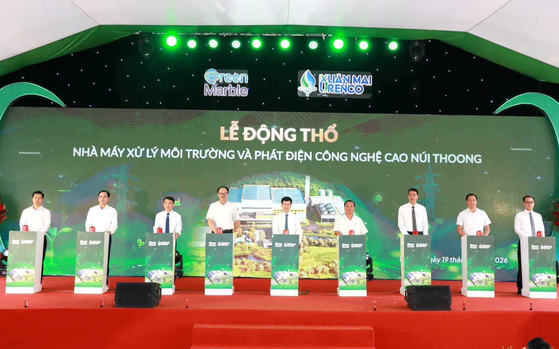 Los delegados presionan el botón para iniciar el proyecto del Proyecto de la planta de tratamiento ambiental y generación de energía de alta tecnología de Núi Thoong (Hanoi). Foto: Huy Kiên