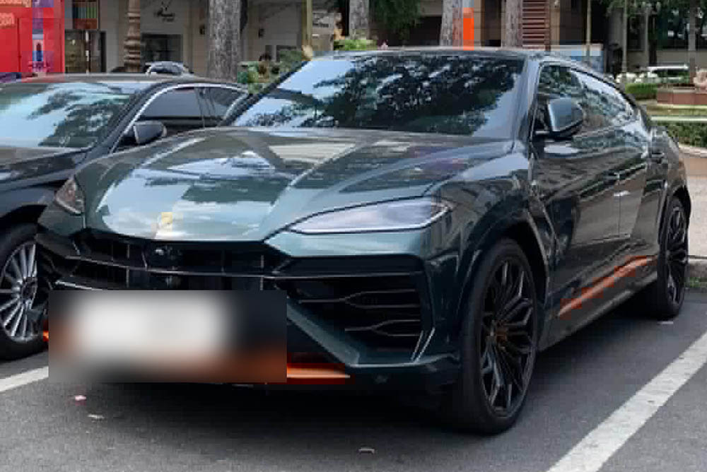 The Lamborghini Urus SE attracted attention with its unique paint color when it appeared in Vietnam. Photo: Phan Quoc Lam