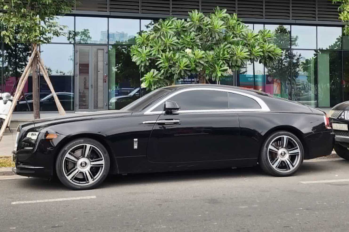 Rolls-Royce Wraith Series II stands out with its super luxurious coupe design and characteristic reverse doors. Photo: Thanh Nguyen