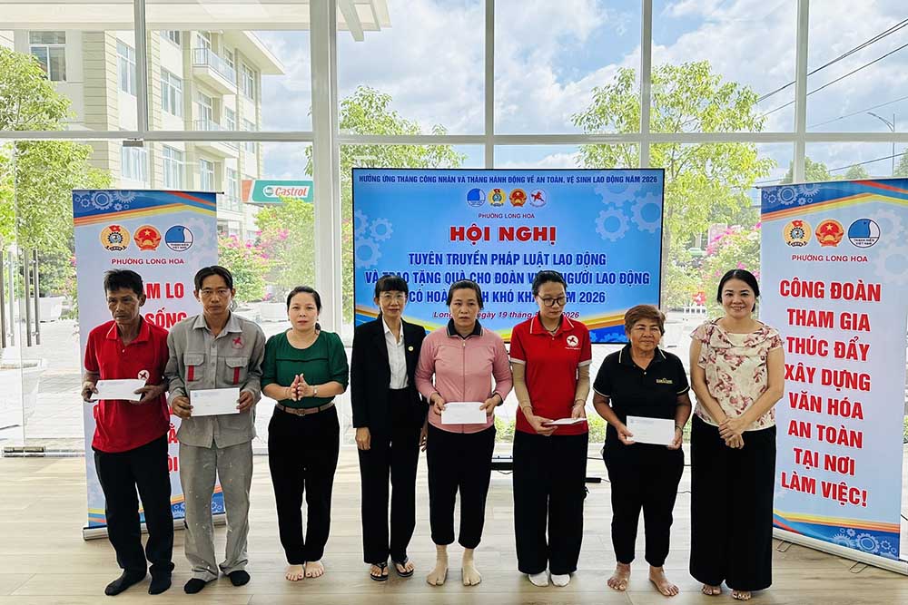 Long Hoa Ward Trade Union propagates laws to workers. Photo: Tay Ninh Provincial Labor Federation