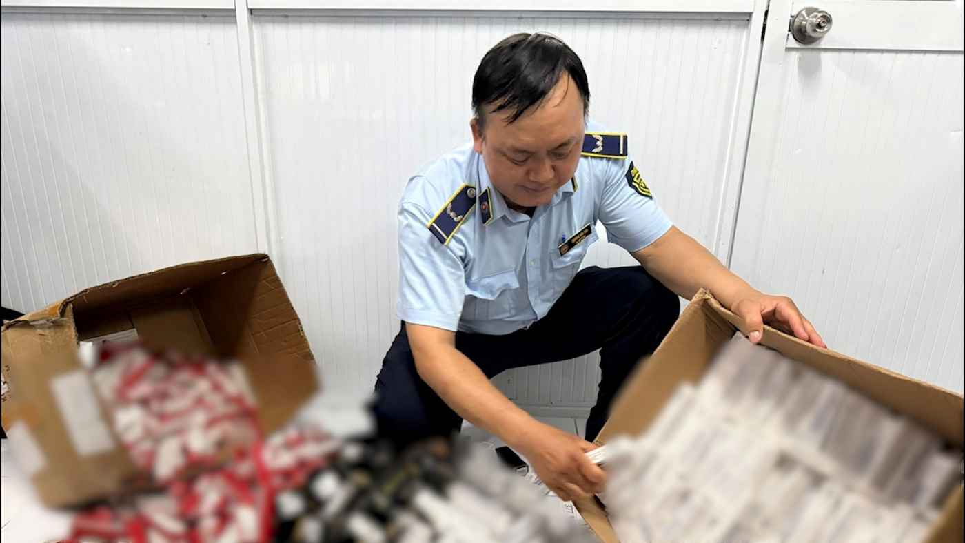 Đội Quản lý thị trường số 11 tiến hành kiểm tra đối với hộ kinh doanh tại phường Tân Tạo. Ảnh: Chi cục Quản lý thị trường TPHCM
