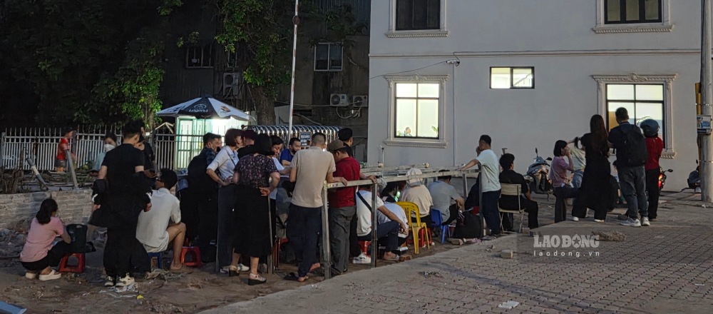 Tối 28.4, đông đảo người dân đã có mặt giữ chỗ để chờ nhận phiếu hẹn nộp hồ sơ mua nhà ở xã hội tại xã Ngọc Hồi. Ảnh: Như Hạ