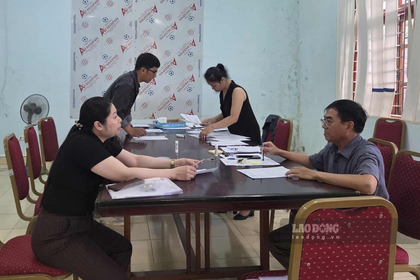Sau khi nhận phiếu hẹn, người dân đến nộp hồ sơ đăng ký mua nhà ở xã hội. Ảnh: Như Hạ