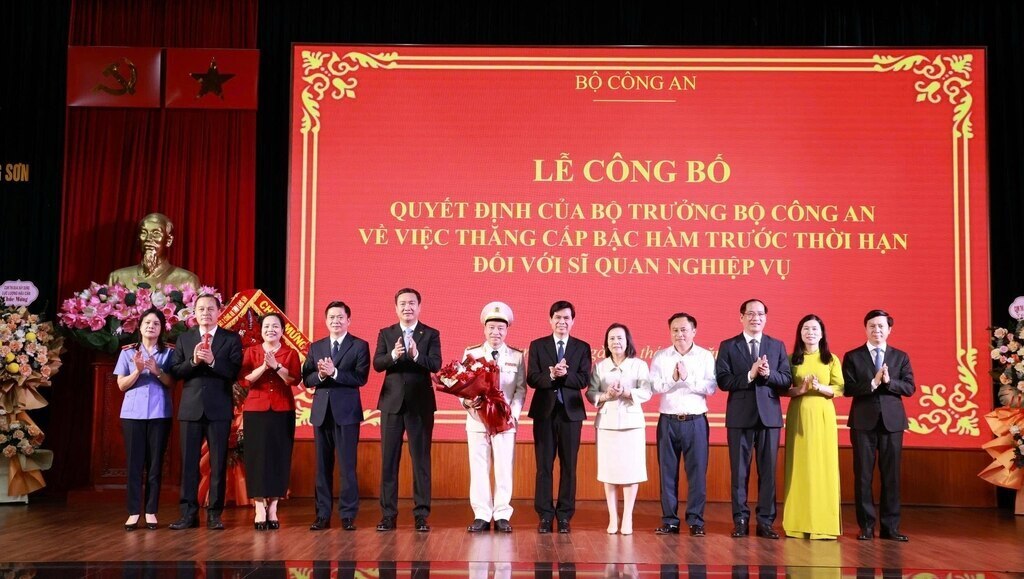 Lãnh đạo tỉnh Lạng Sơn tặng hoa chúc mừng Giám đốc Công an tỉnh. Ảnh: CALS