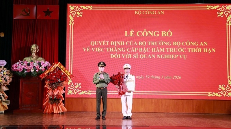 Senior Lieutenant General Le Quoc Hung, Deputy Minister of Public Security, presents the Decision of the Minister of Public Security on early promotion from Senior Colonel to Colonel to comrade Vu Thanh Tung, Director of Lang Son Provincial Police. Photo: CALS