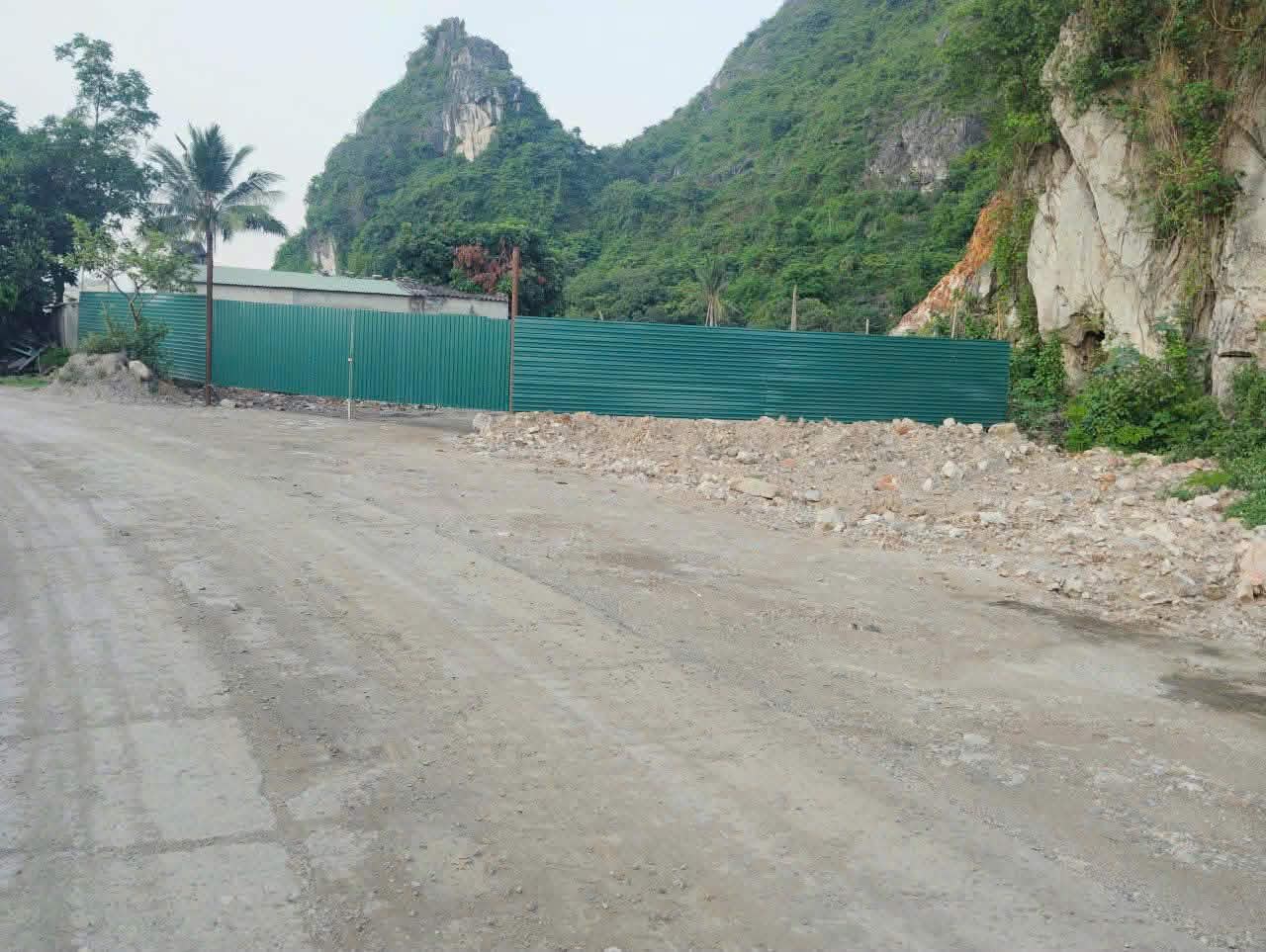 Nhi Chieu Ward People's Committee announces the search for people related to illegal corrugated iron enclosure. Photo: Nhi Chieu Ward