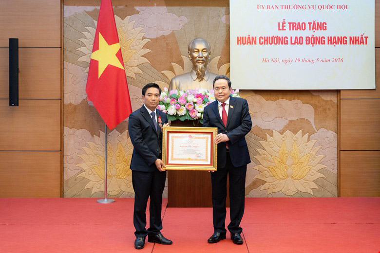 Politburo Member, National Assembly Chairman Tran Thanh Man awarded the First-class Labor Medal to National Assembly Vice Chairman Nguyen Doan Anh. Photo: Vu Hieu.