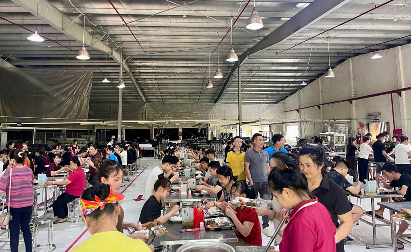 Warm "Trade Union Meal" during Workers' Month. Photo: An Vi