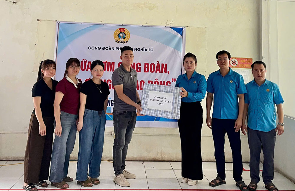 Công đoàn phường Nghĩa Lộ tặng quà cho đoàn viên, lao động. Ảnh: An Vi
