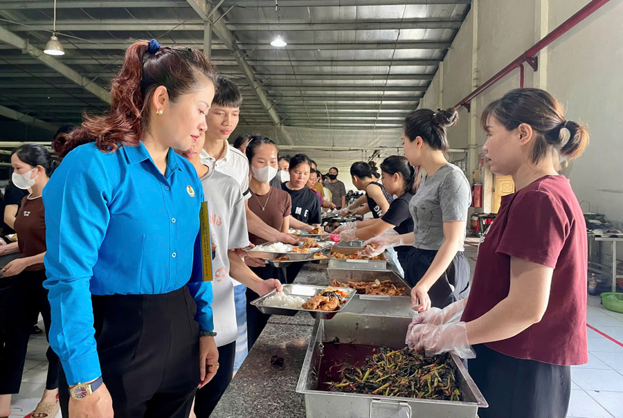 Những suất cơm nghĩa tình tiếp thêm động lực cho công nhân. Ảnh: An Vi