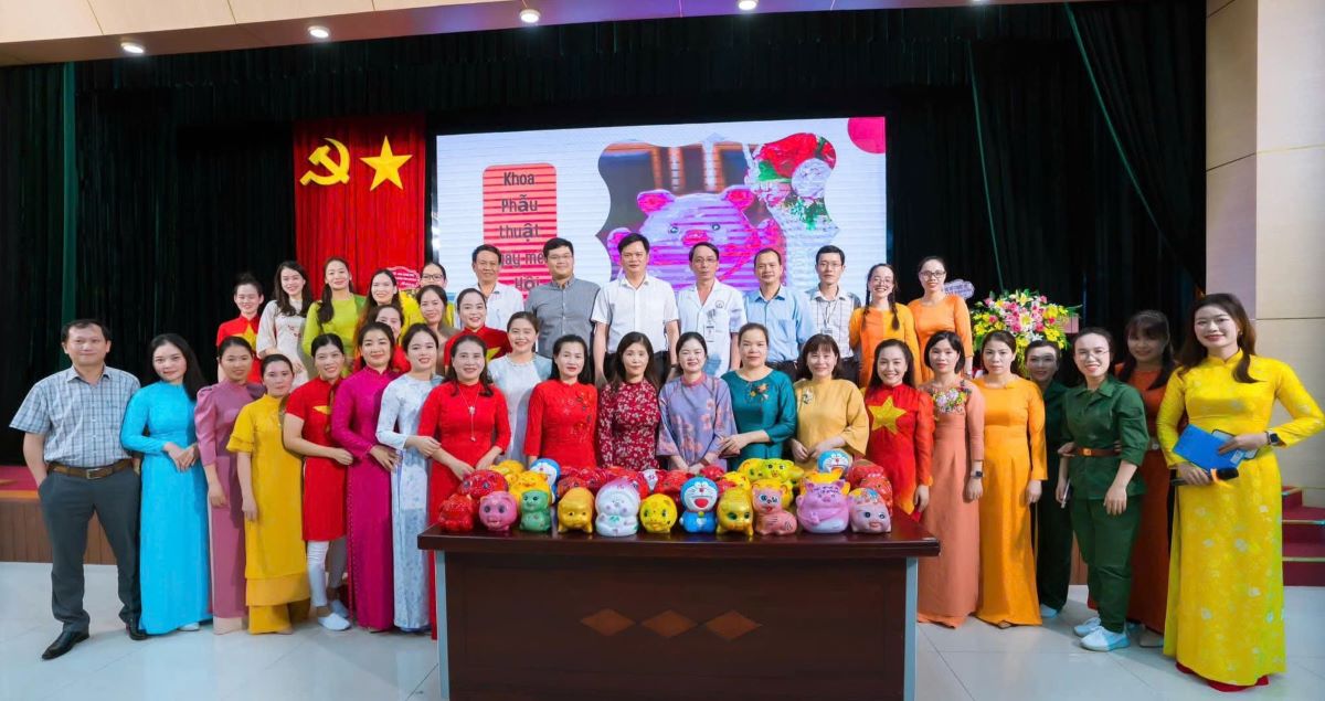 Mô hình “Nuôi heo đất - Trao yêu thương” do Ban Nữ công Công đoàn cơ sở Bệnh viện Đa khoa tỉnh Quảng Trị phát động đã tạo được nguồn quỹ hỗ trợ cho nữ lao động có hoàn cảnh khó khăn. Ảnh: Hàn Nguyên