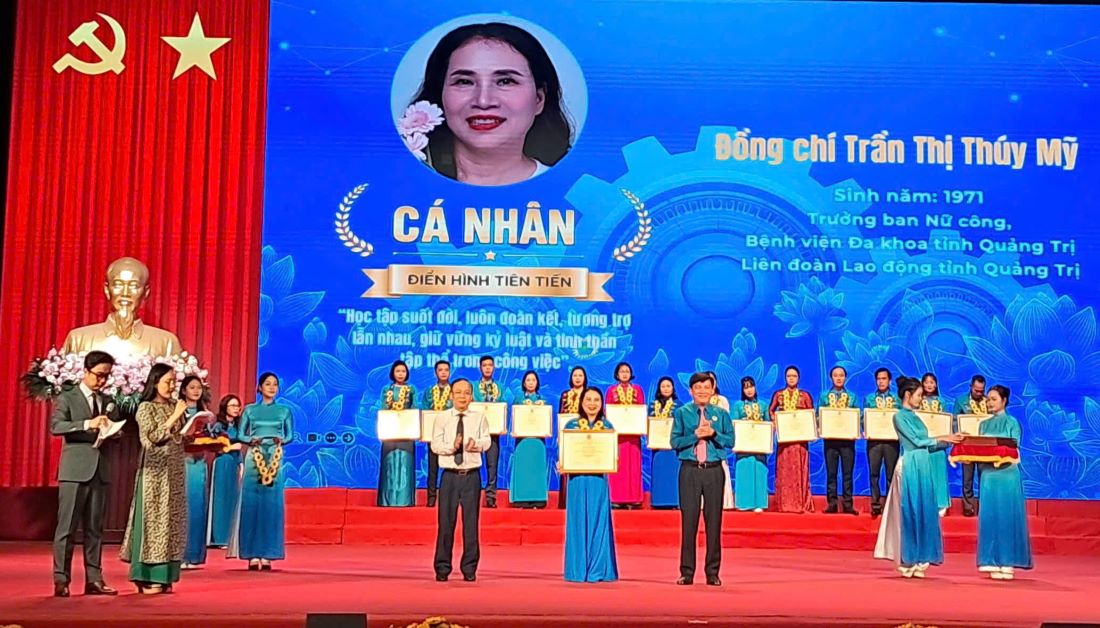 Bà Trần Thị Thúy Mỹ được Tổng Liên đoàn Lao động Việt Nam tặng Bằng khen điển hình tiên tiến học tập và làm theo tư tưởng, đạo đức, phong cách Hồ Chí Minh vào ngày 19.5.2026. Ảnh: Hàn Nguyên