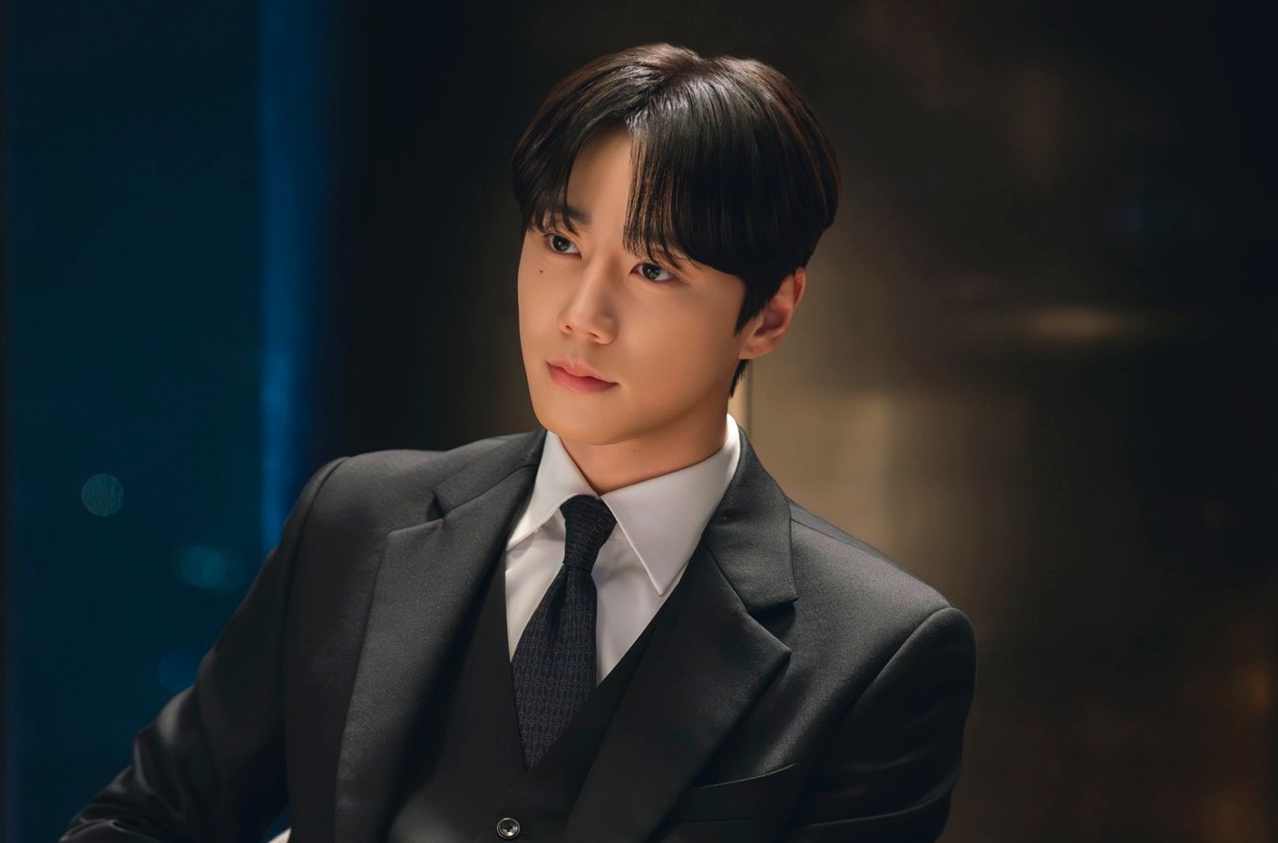 Lee Jun Young plays 2 roles in the new movie. Photo: Producer
