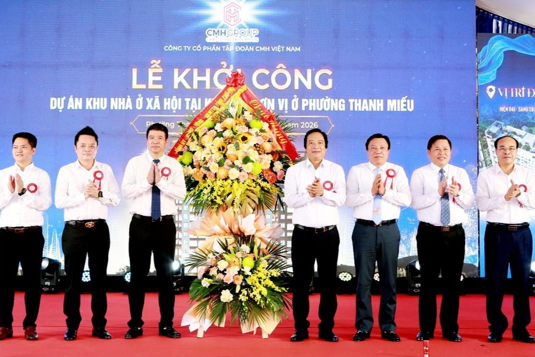 Các lãnh đạo tỉnh Phú Thọ tặng hoa chúc mừng tại lễ khởi công. Ảnh: Ngọc Kiên