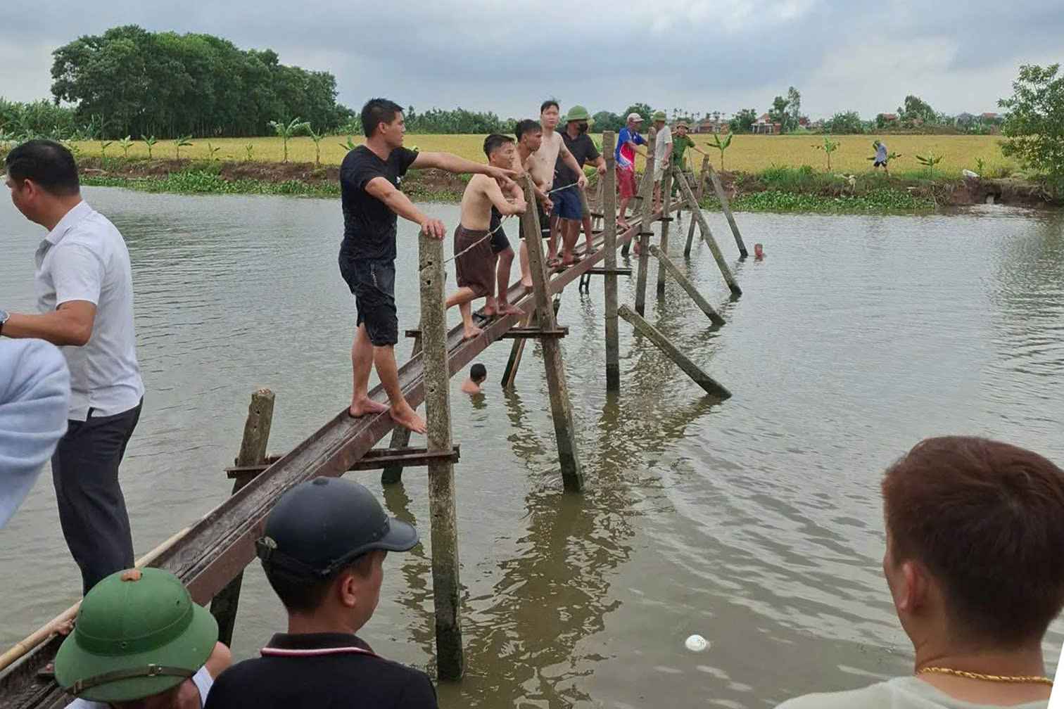 Lực lượng chức năng tìm kiếm nạn nhân Nguyễn Hoàng Nam tại khu vực sông An Thành, xã Phú Thái. Ảnh: Người dân