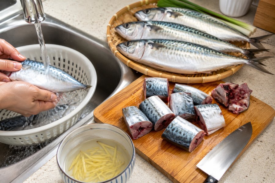 Cá nục được làm sạch và cắt khúc vừa ăn trước khi kho. Ảnh: Thùy Linh