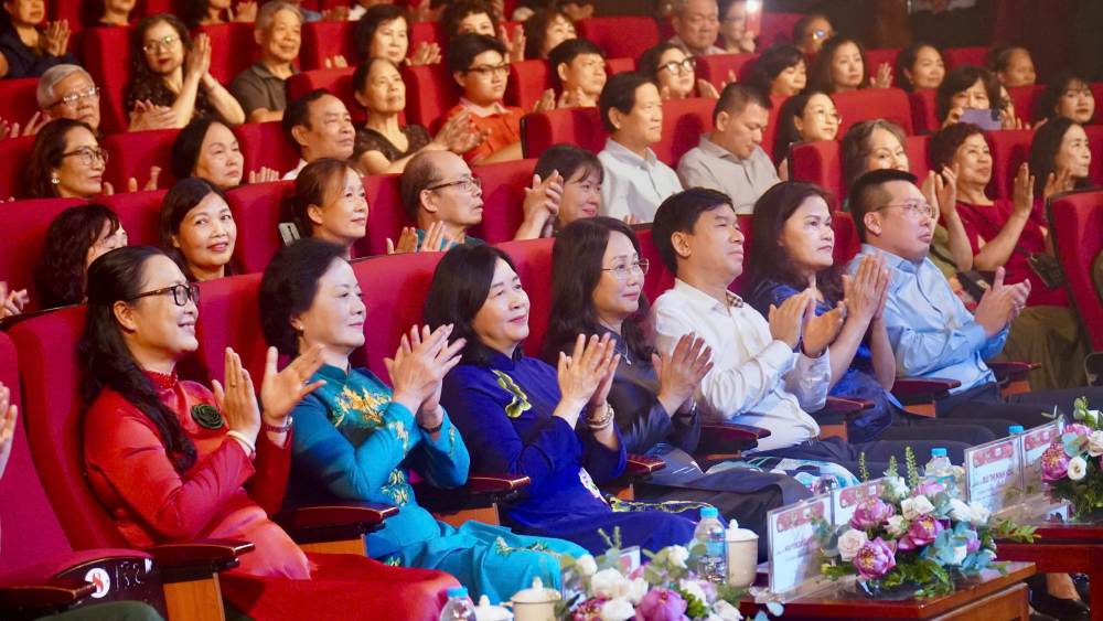 Các đại biểu tham dự chương trình nghệ thuật chính luận “Sáng mãi tên Người“. Ảnh: Minh Chính