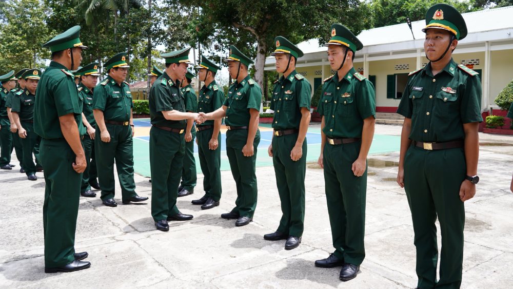 Lieutenant General Vu Trung Kien, Commander of the Border Guard, visits officers and soldiers of Ganh Dau Border Guard Station. Photo: Tien Vinh