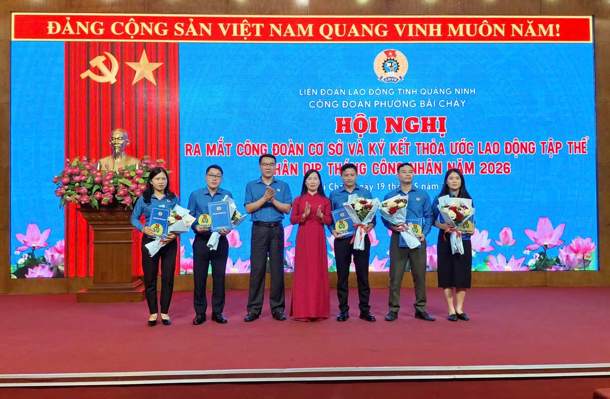 Leaders of the Provincial Labor Federation and the Party Committee of Bai Chay Ward awarded decisions and congratulated 5 newly established grassroots trade unions. Photo: Bai Chay Trade Union