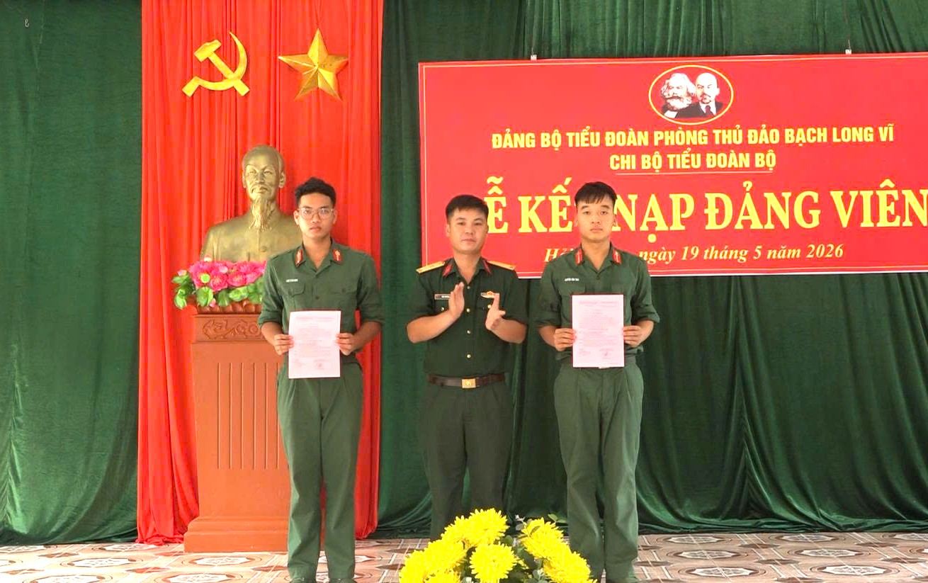 2 young soldiers were admitted to the Party on the occasion of May 19. Photo: Xuan Nha