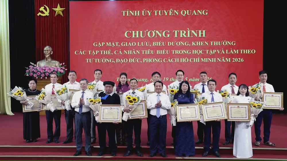 Tuyen Quang honors 70 typical collectives and individuals studying and following Uncle Ho's example. Photo: Duc Thang